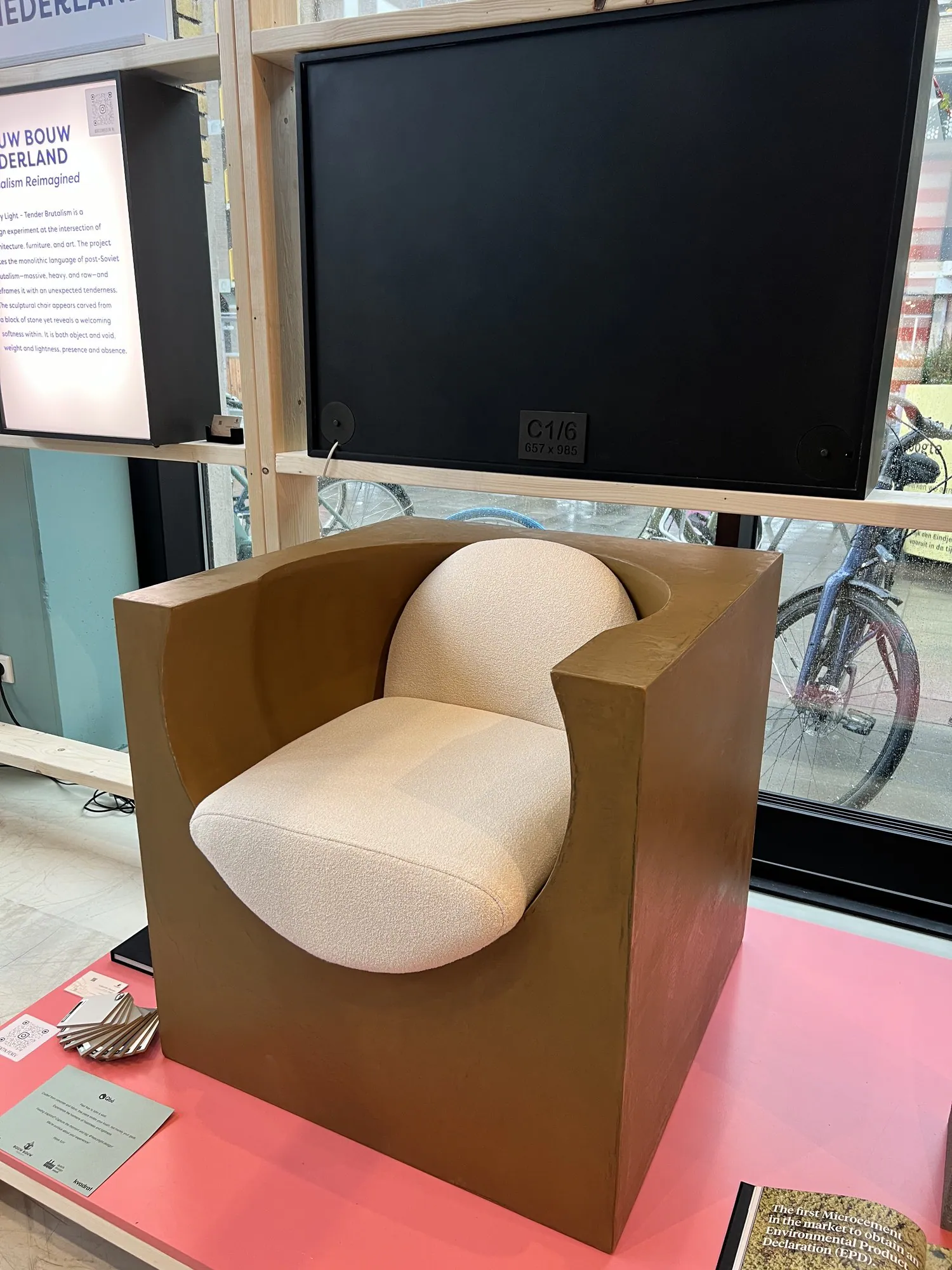 Qbé II: sculpturale stoel in Caramelato-microcement met beige gestoffeerd binnenste, op Dutch Design Week 2025