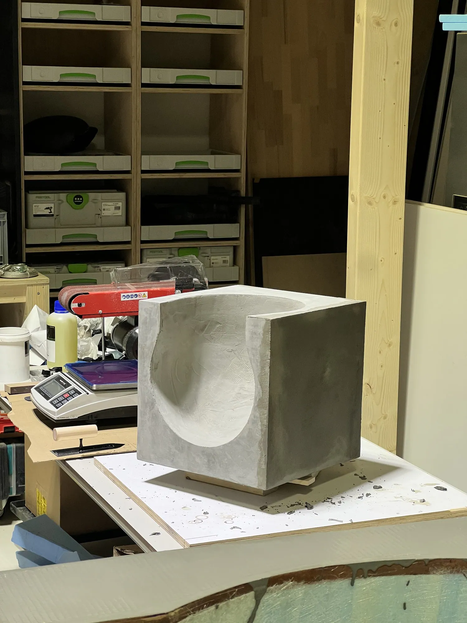 De eerste laag TopCret-microcement op de kubus, in de werkplaats