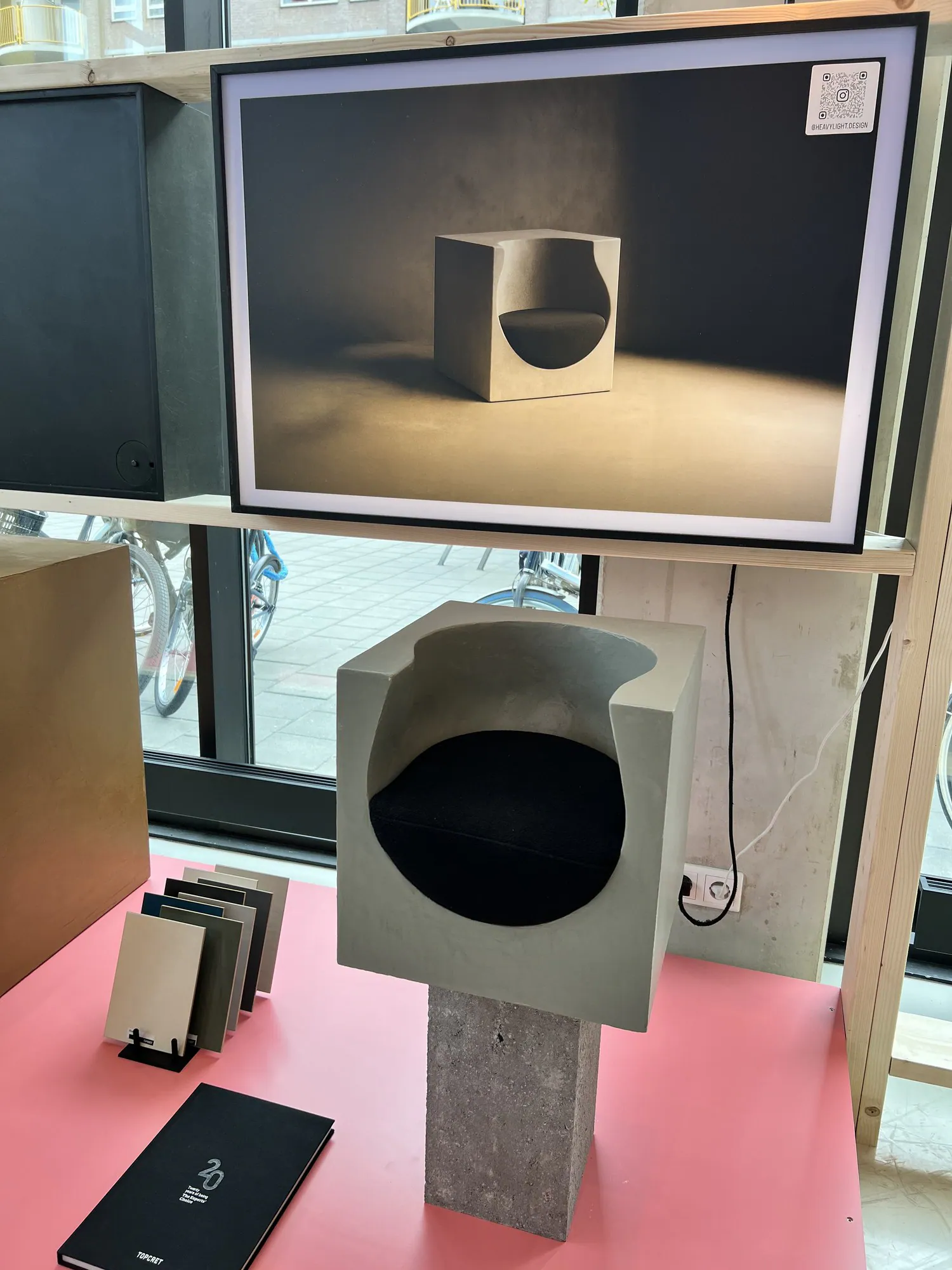 Qbé I op een betonnen sokkel naast TopCret-kleurstalen op Dutch Design Week 2025