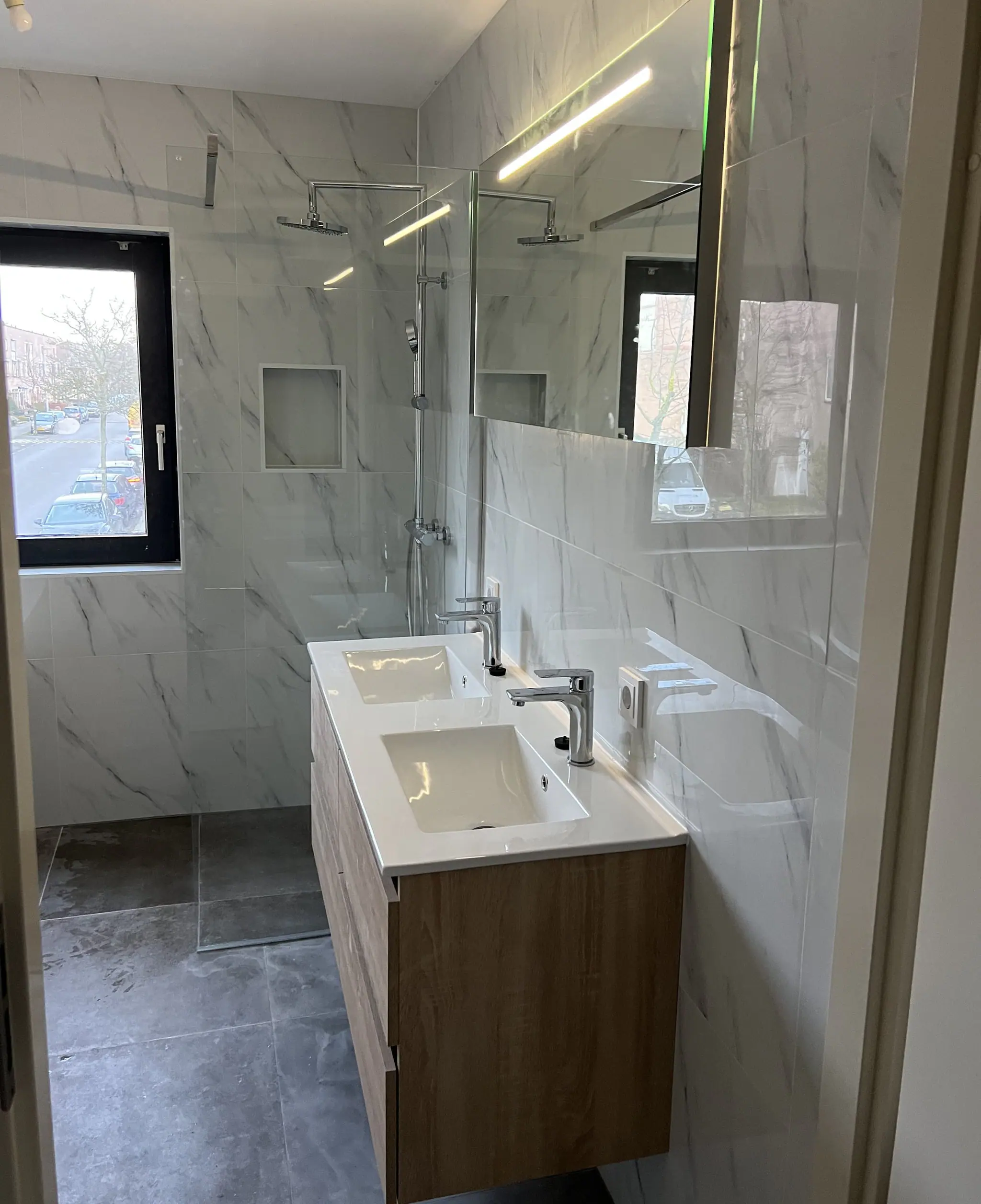 Marmerlook badkamer met eiken dubbel badmeubel en inloopdouche in Blixembosch