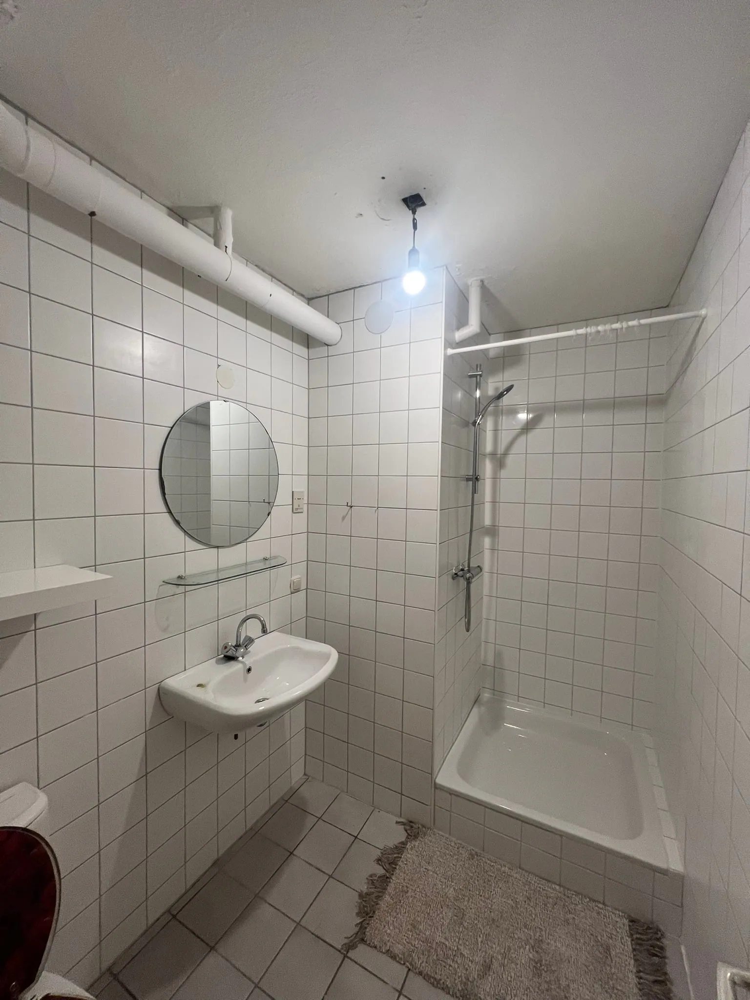 De oude betegelde badkamer vóór de renovatie