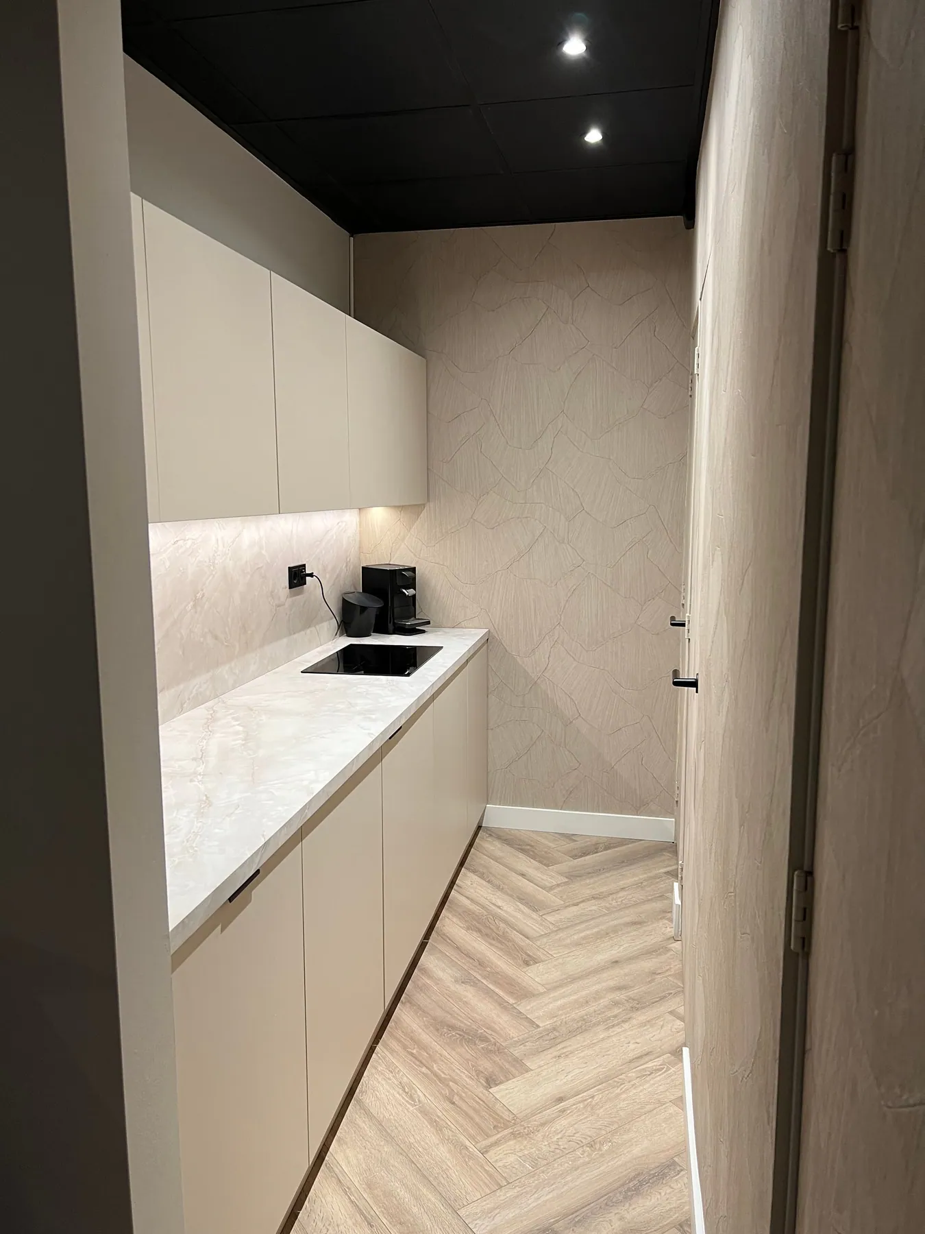 De nieuwe pantry met verlichte onyx achterwand