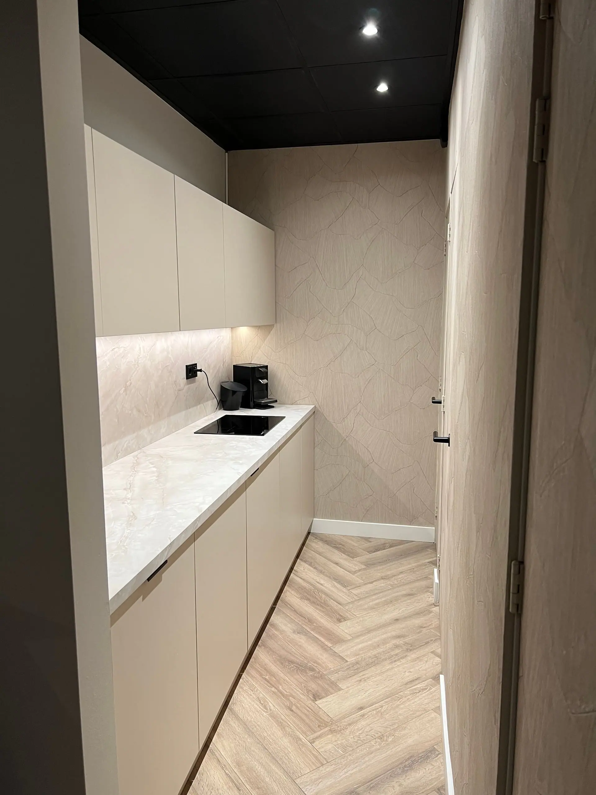 De nieuwe pantry met verlichte onyx achterwand