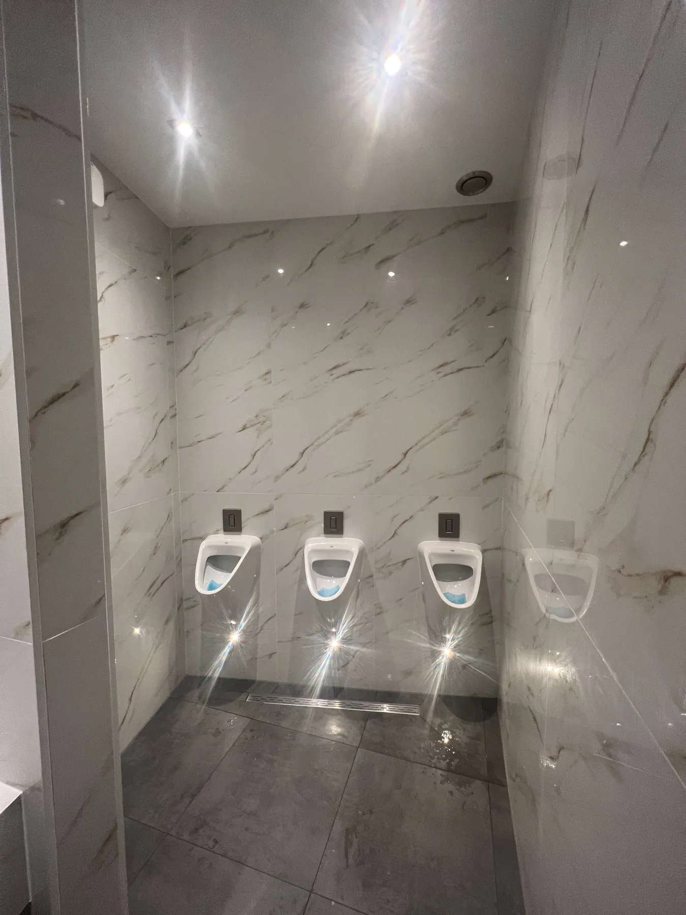 De nieuwe urinoirwand met Grohe-sanitair