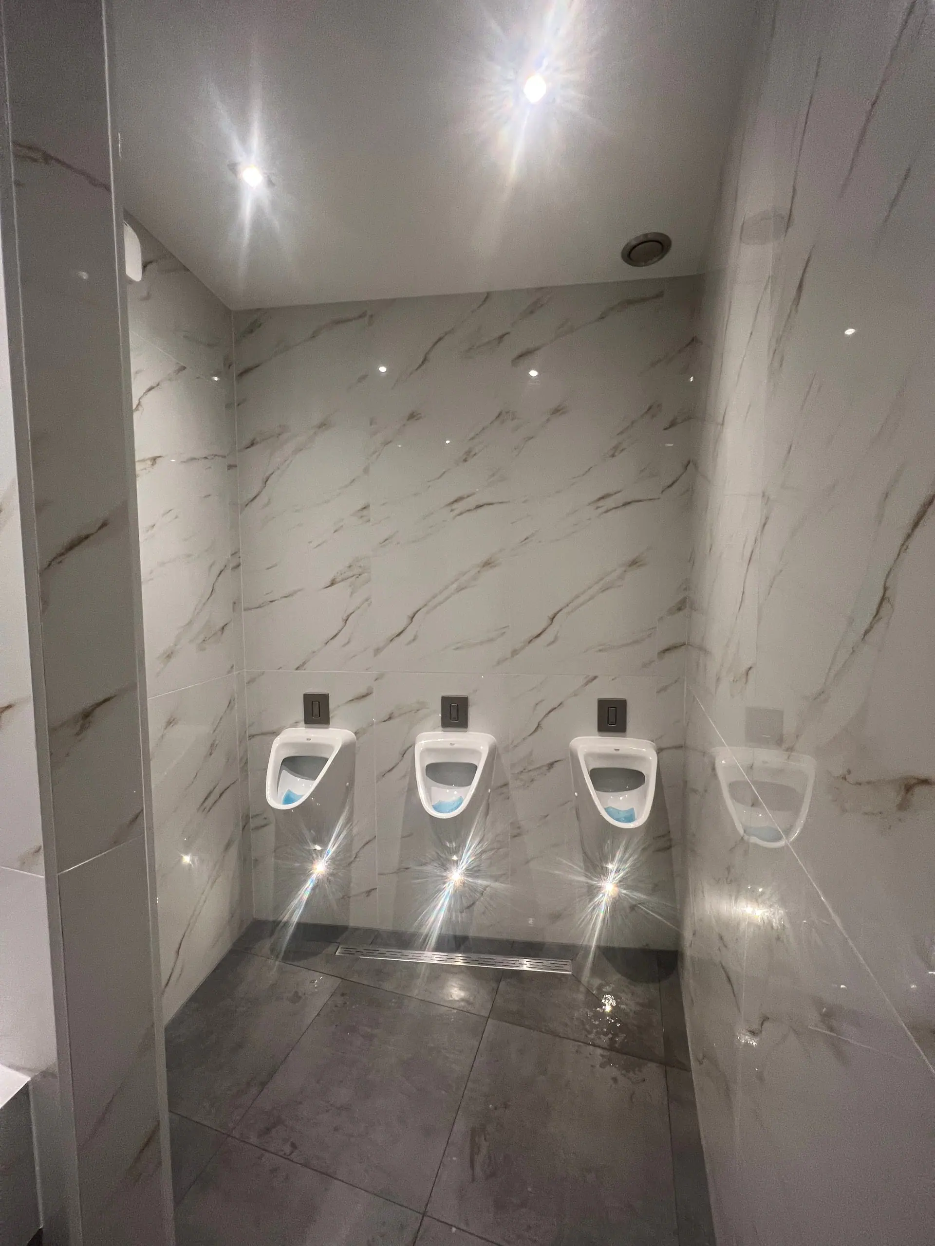 De nieuwe urinoirwand met Grohe-sanitair