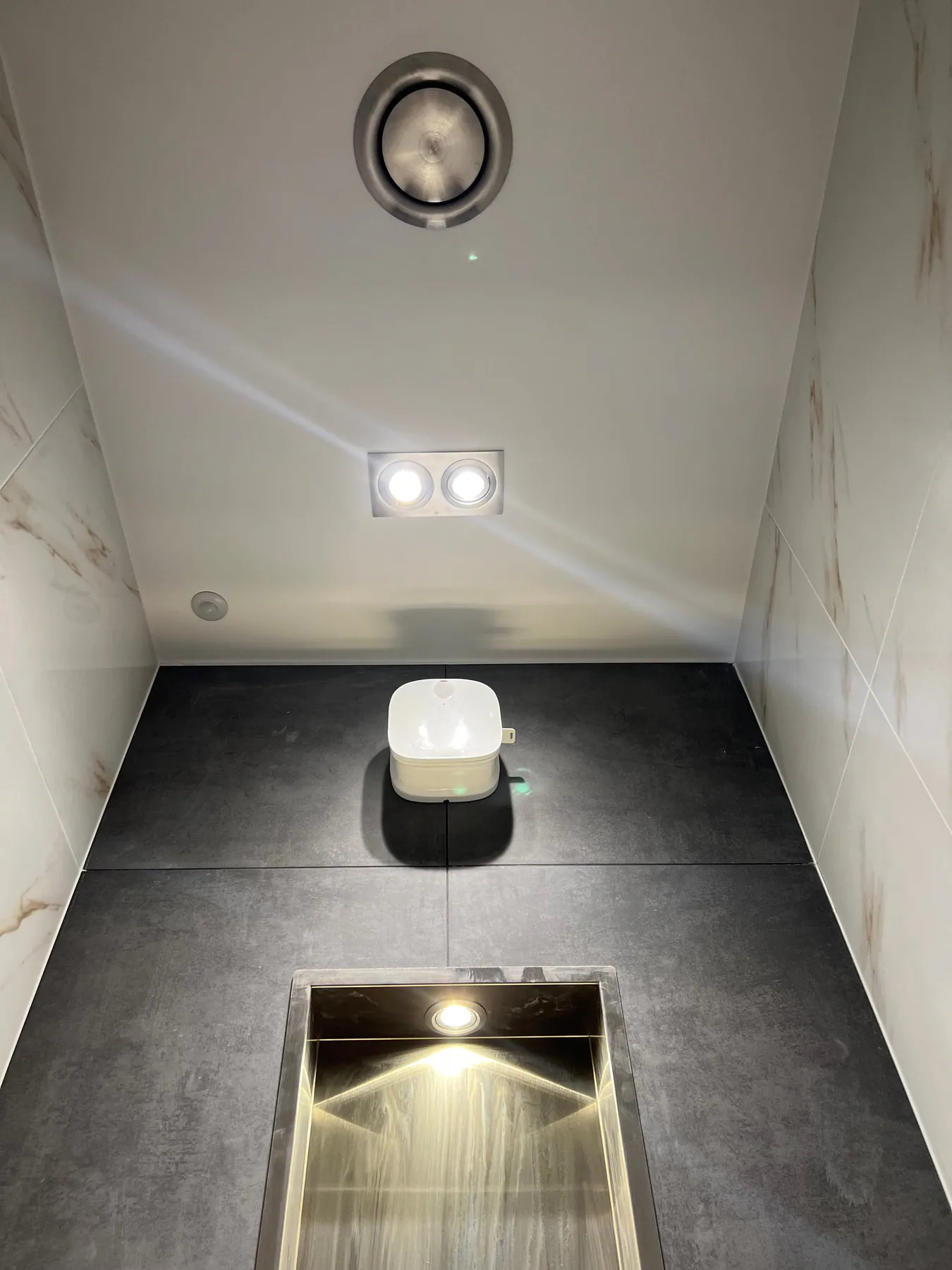 Detail: verlichte nis met dispenser