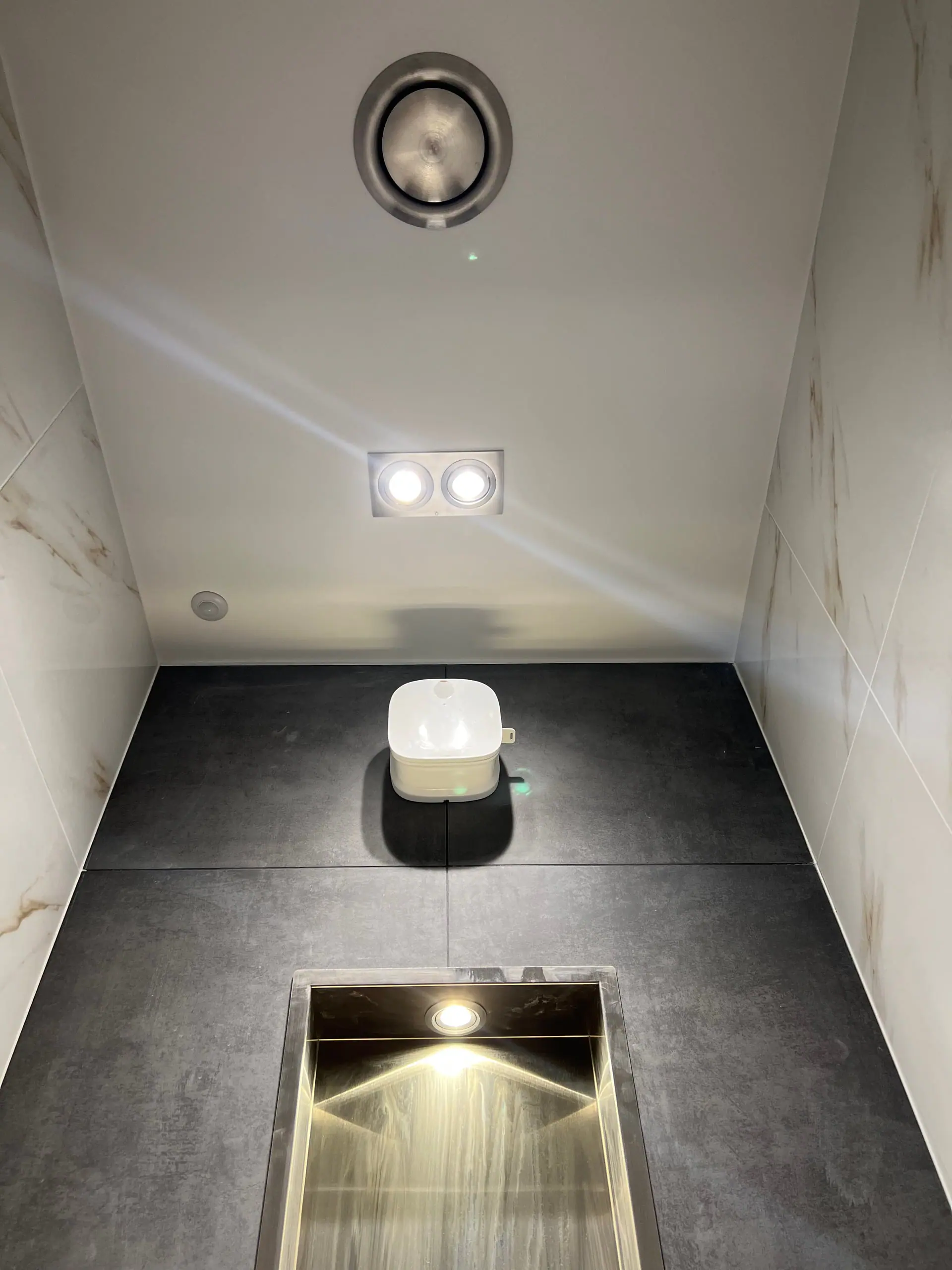 Detail: verlichte nis met dispenser