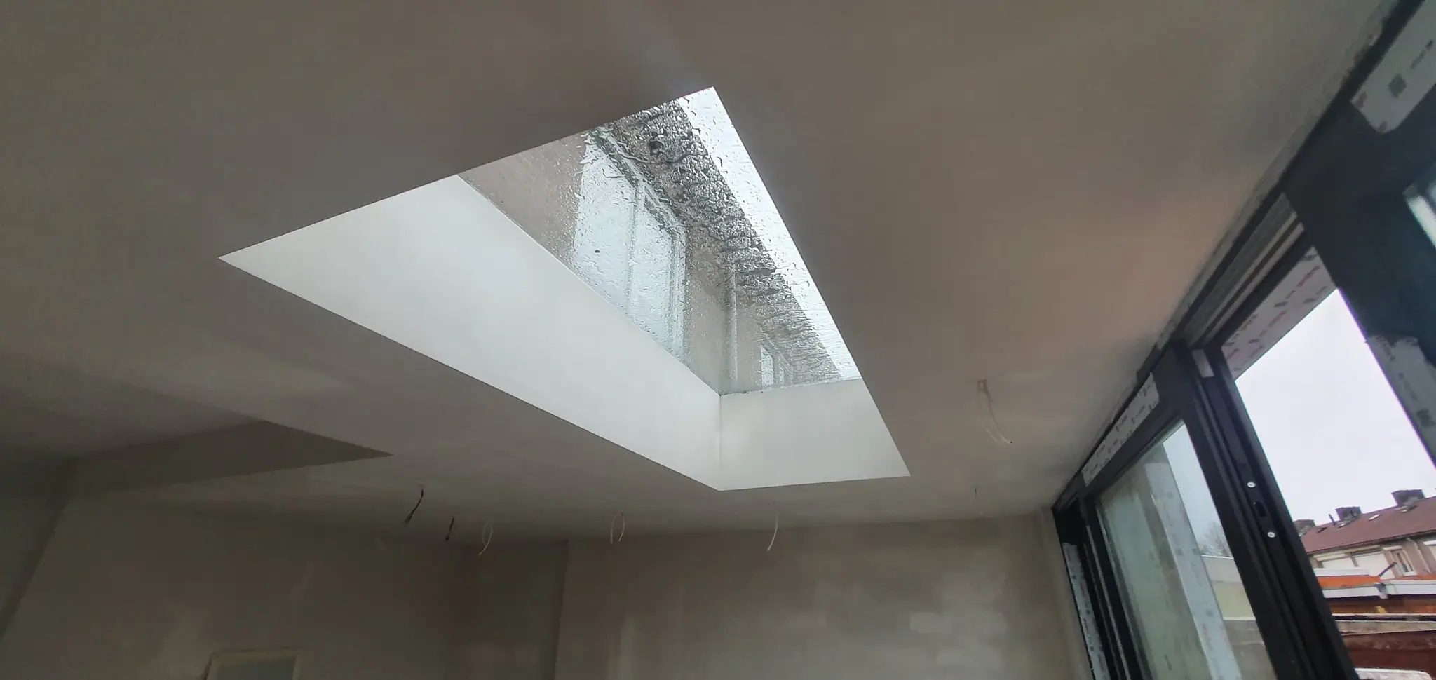 Binnen in de aanbouw: lichtkoepel en schuifpui