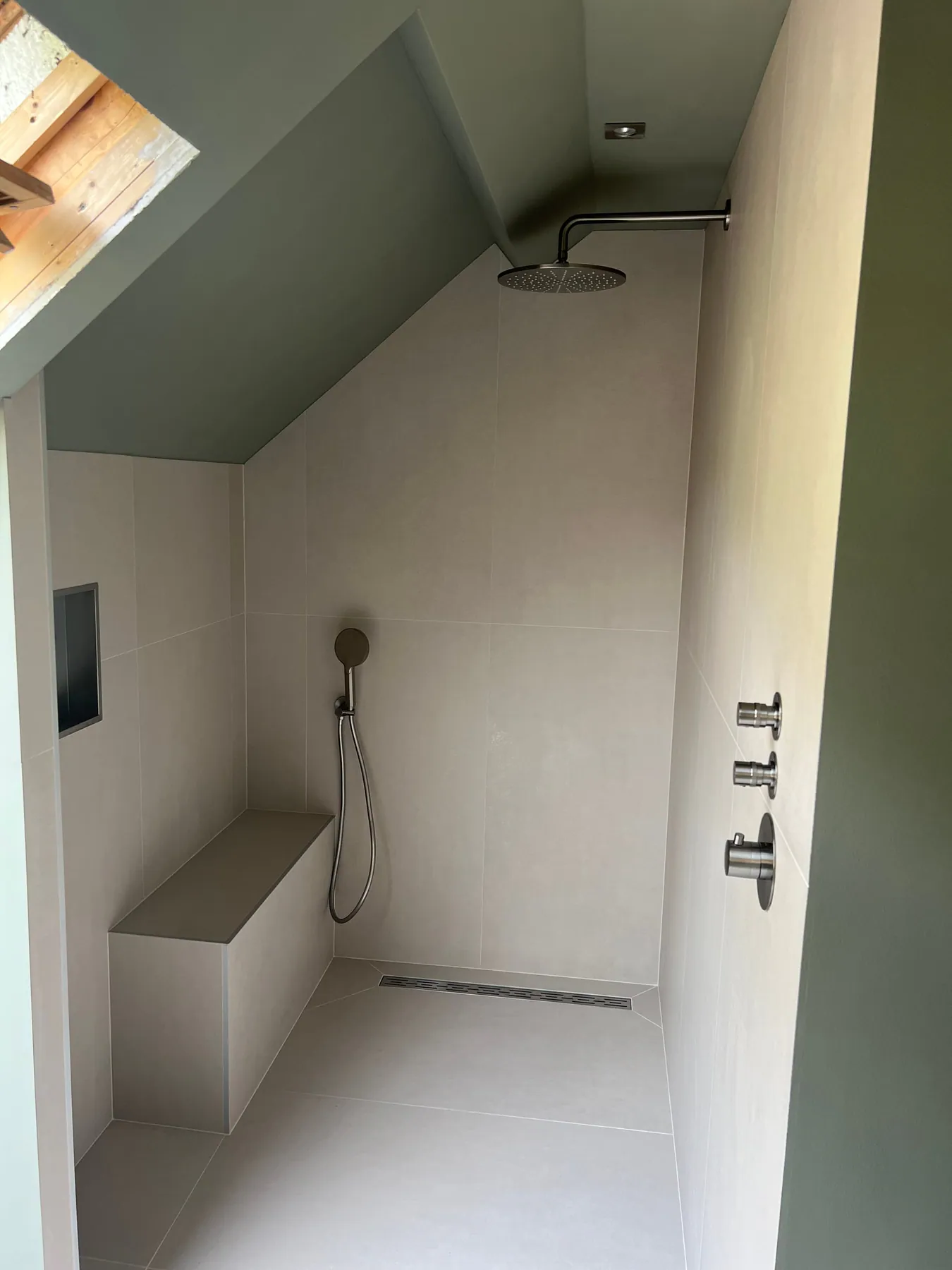 De douche vanuit de deuropening, in warm licht