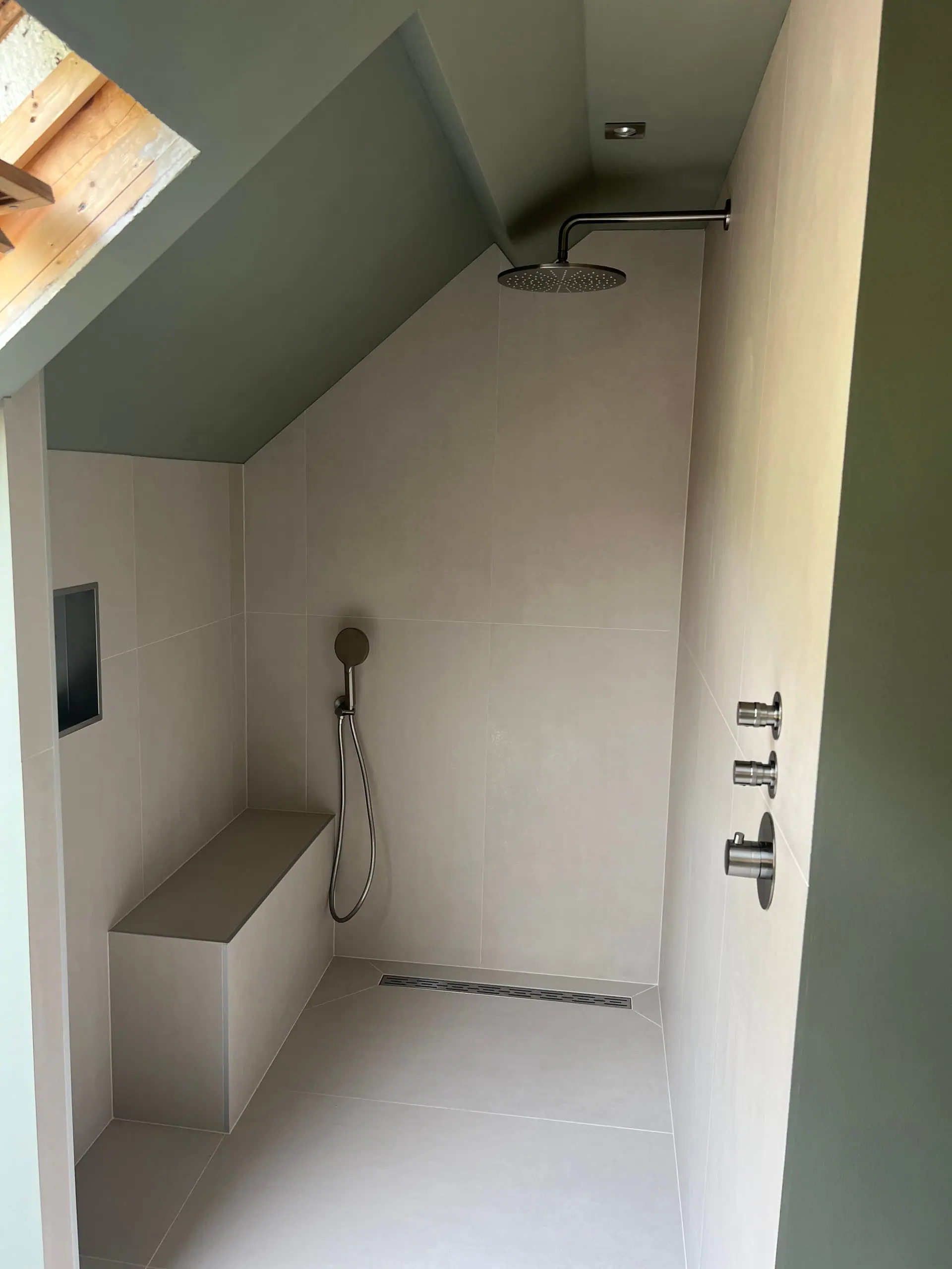 De douche vanuit de deuropening, in warm licht