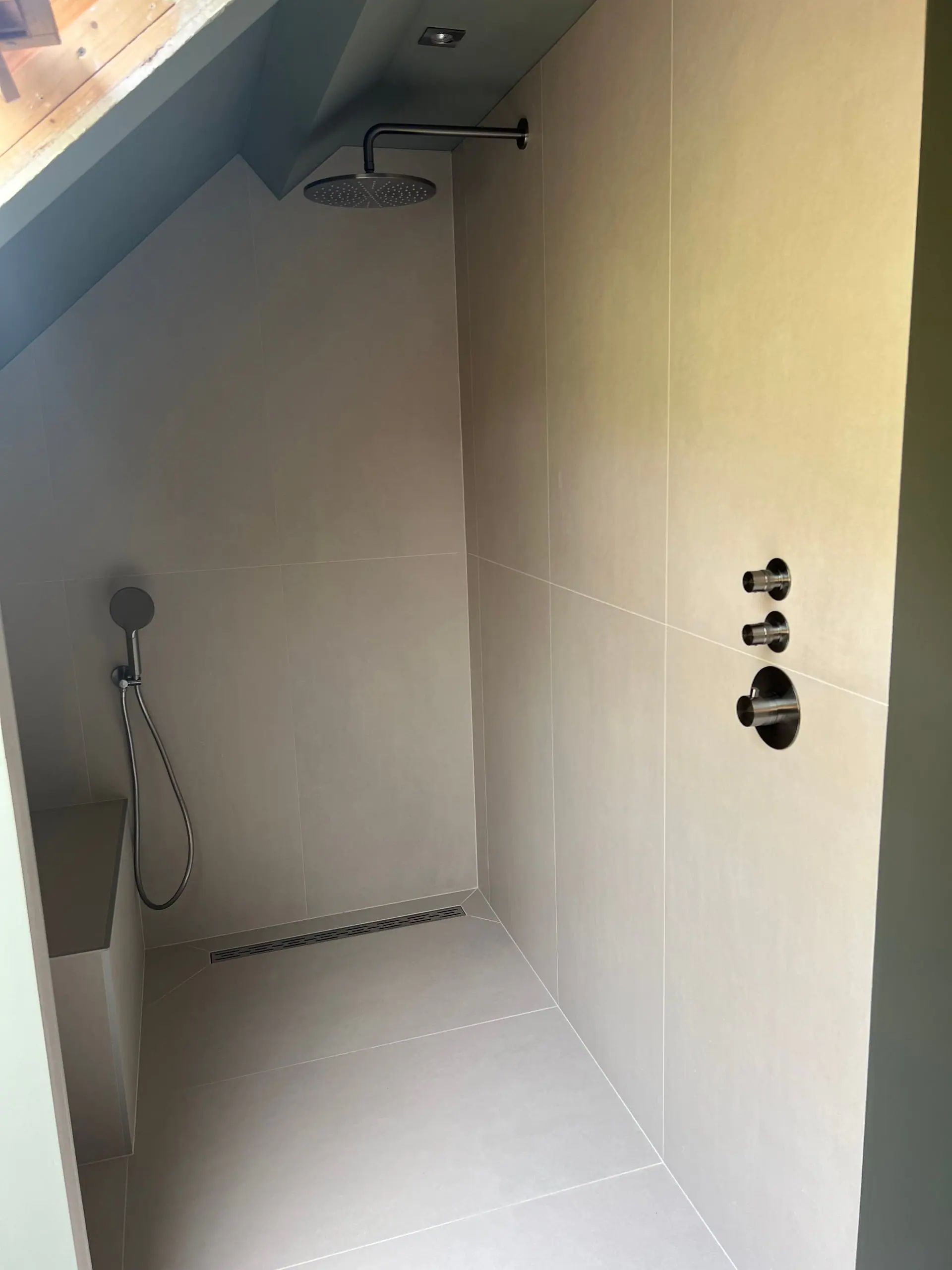 Detail: regendouche en handdouche in rvs